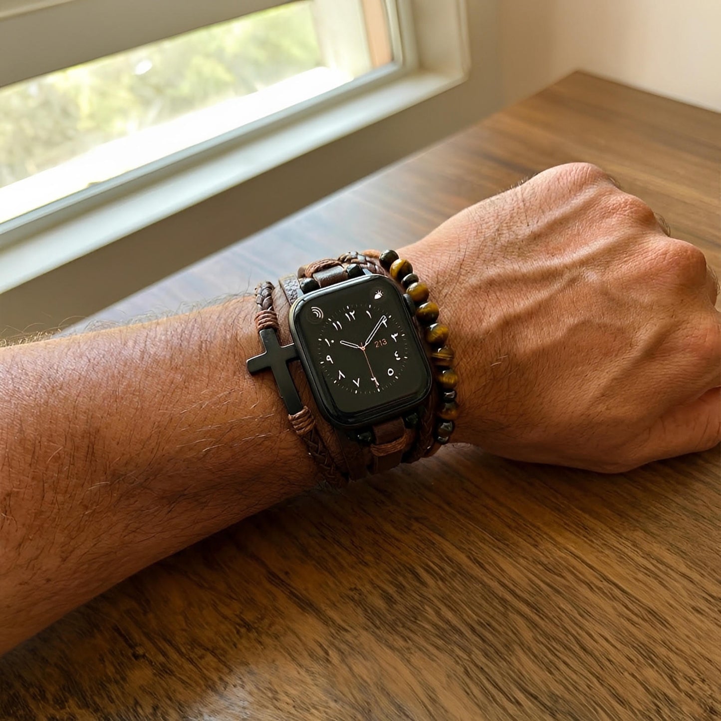Bracelet Apple Watch multi-rangs, perles œil de tigre et croix noire, simili cuir vegan, fermoir ajustable, modèle Caleb