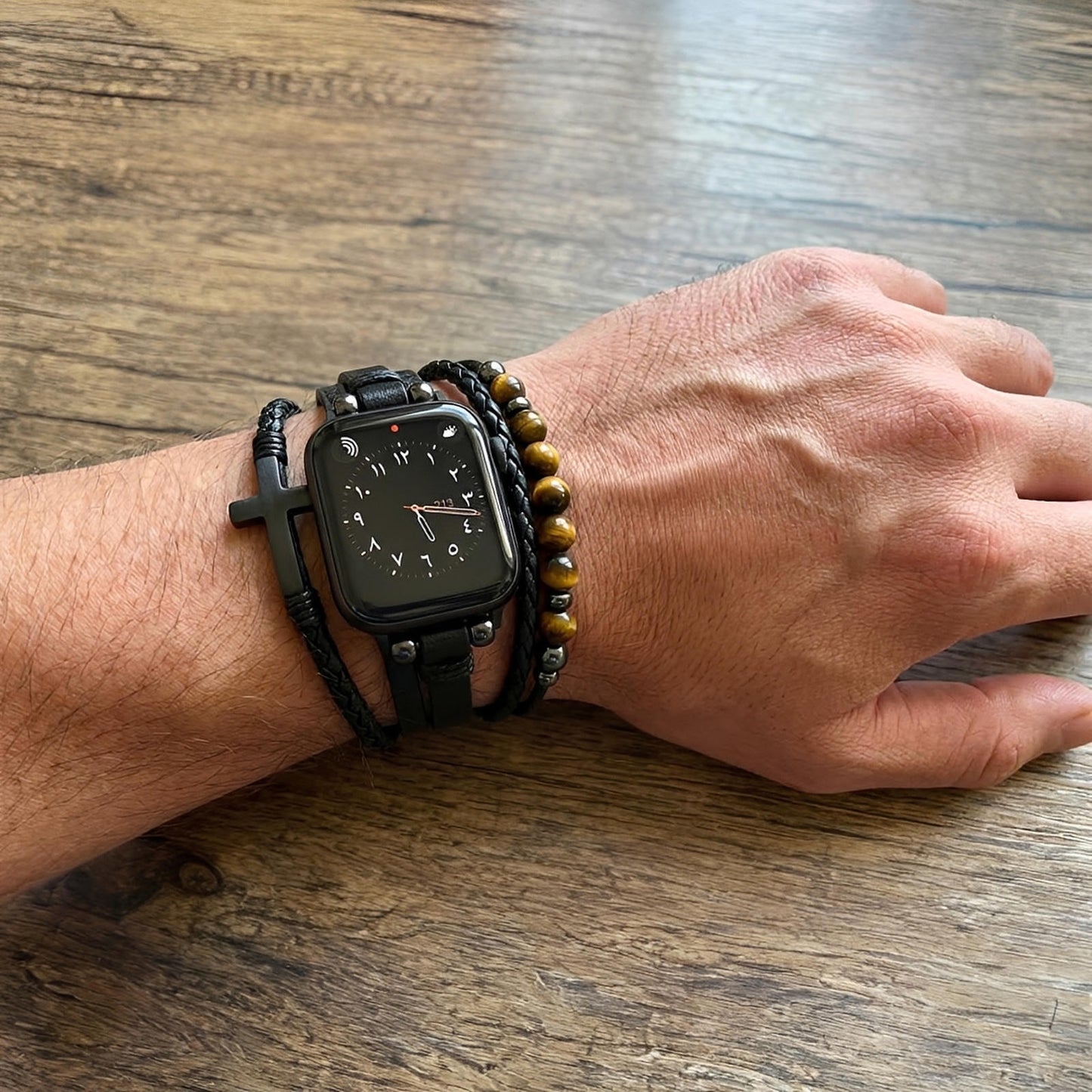 Bracelet Apple Watch multi-rangs, perles œil de tigre et croix noire, simili cuir vegan, fermoir ajustable, modèle Caleb